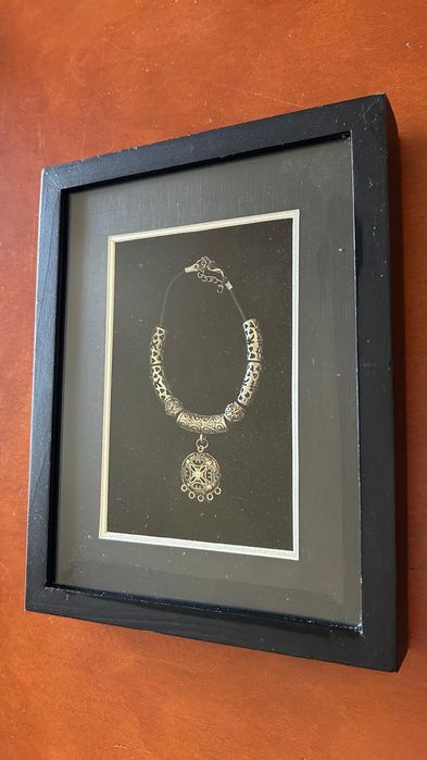 3 molduras com pulseiras prateadas