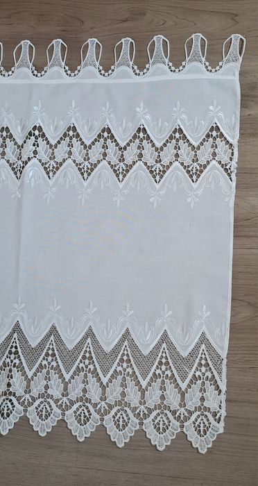 Par de cortinas brancas com bordados,
Como novas