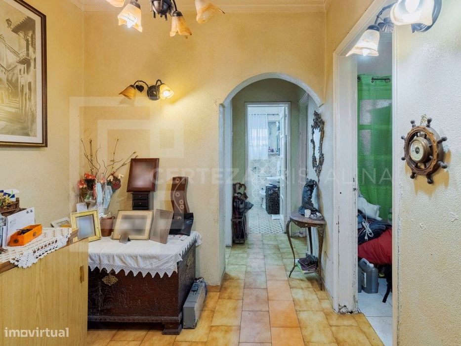 T2 com Logradouro Privativo - Excelente Potencial na Damaia