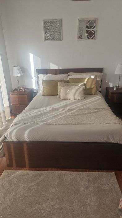 Vendo cama e mesas de cabeceira MALM