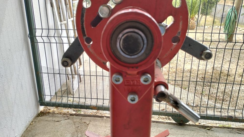 Apoio/bancada para motores automóveis