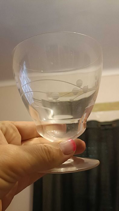 Copos de cristal e chávenas de café e chá de coleção