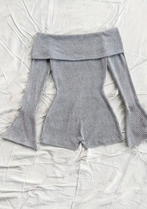 Szary prążkowany kombinezon z długim rękawem