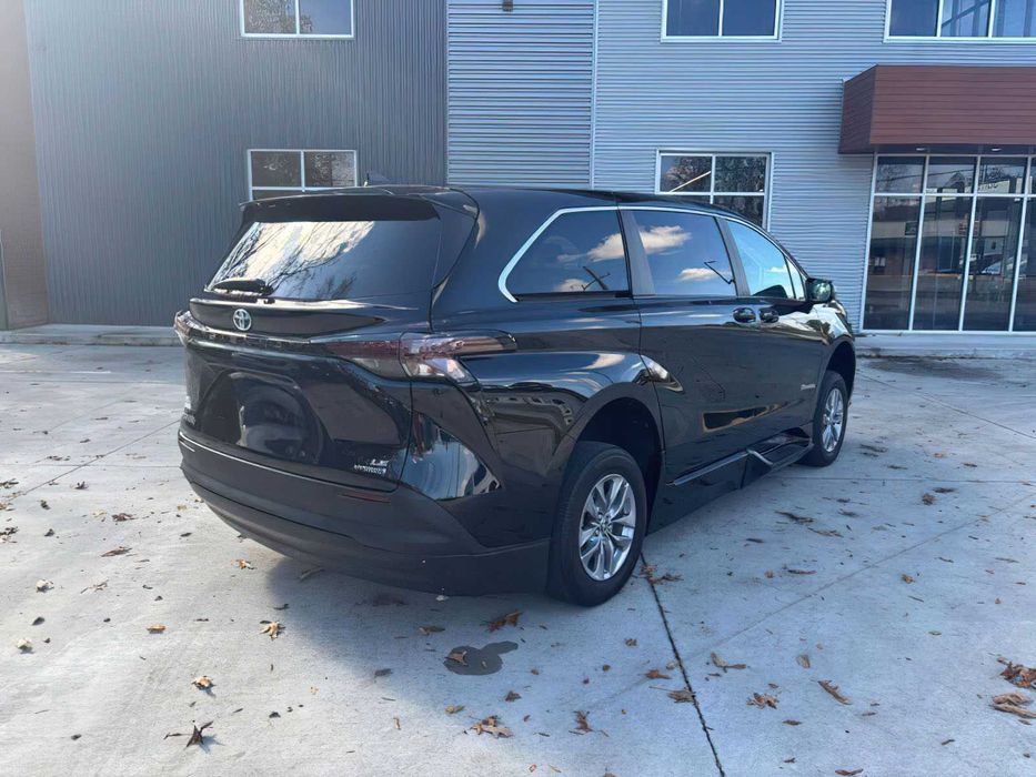 Toyota Sienna LE 8-Passenger      2024