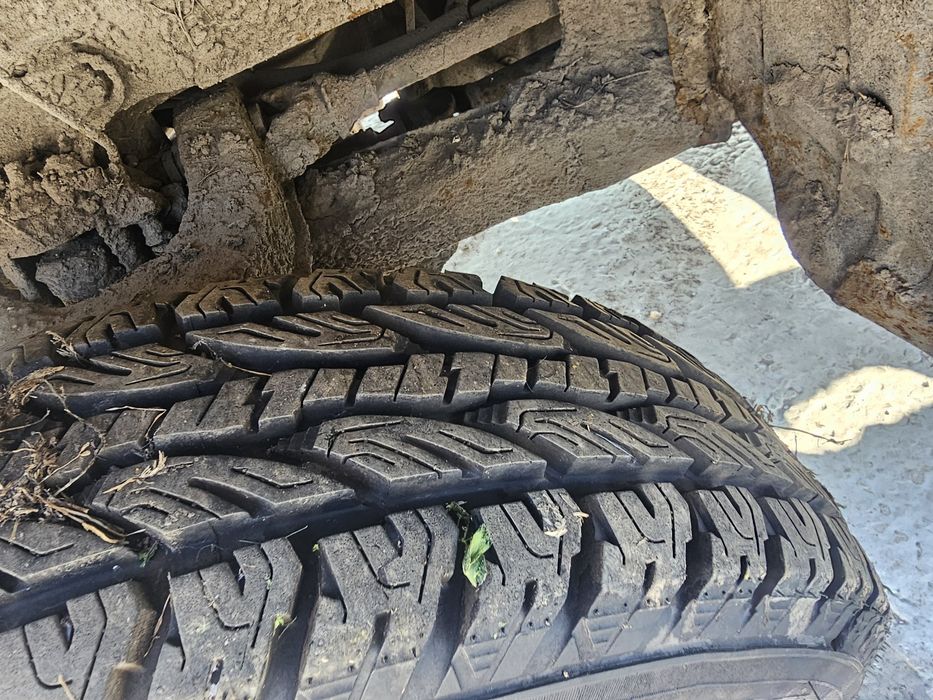 Резина грязевая lt 215/75 r15 радиус 15 протектор как новый