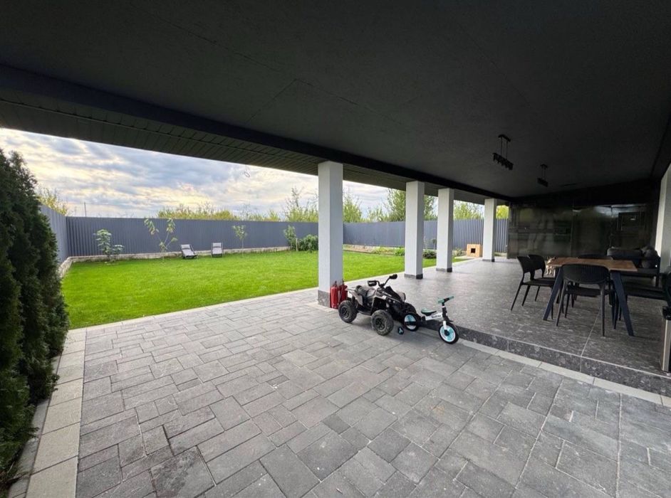 Розкішний будинок в сучасному стилі