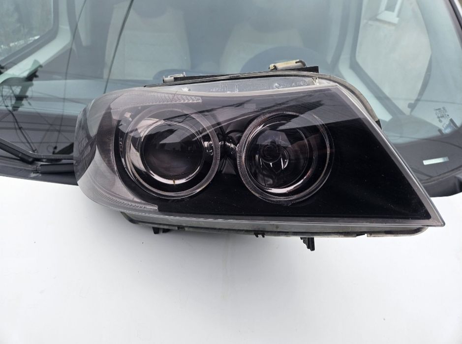 Продам праву фару на BMW E90