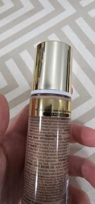 Eveline komfortowy płynny rozświetlacz do twarzy i ciała 02 Rose gold