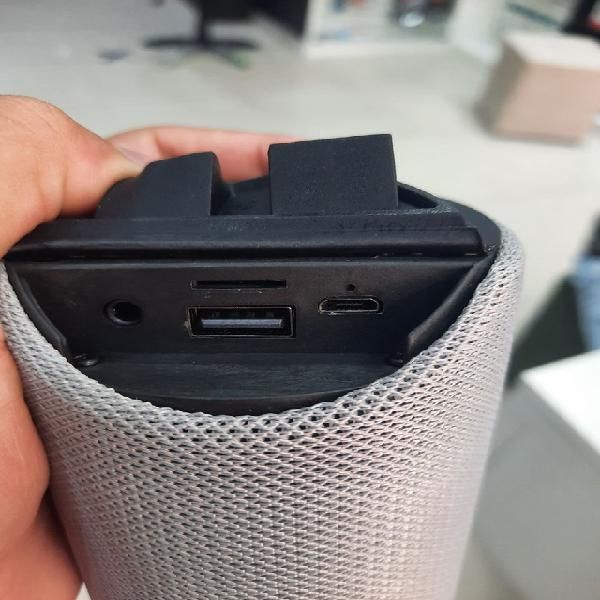 Coluna portátil, bonita e de boa qualidade.