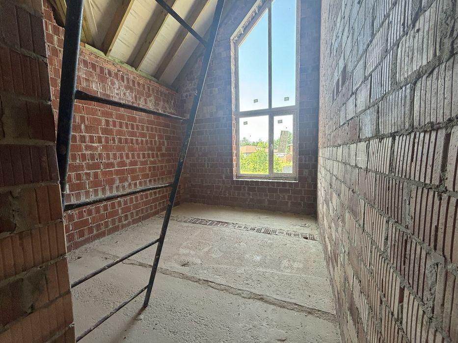 Просторий і стильний будинок у сучасному котеджному містечку