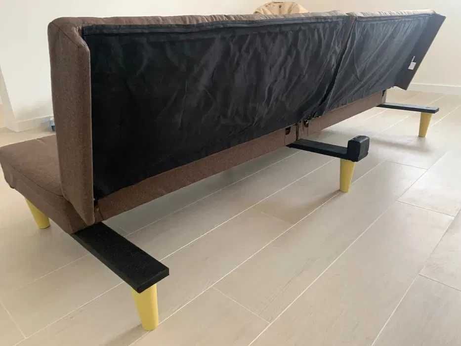 Sofá-cama castanho tecido com duas almofadas (2m x 1m)