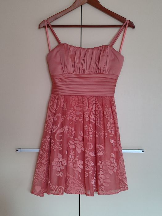 Koralowa sukienka 36 z wiązaną z kokardką Alyn Paige