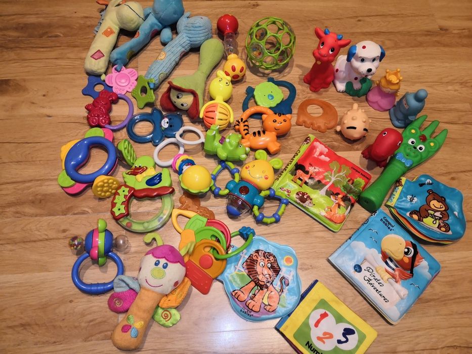 Grzechotki,książeczki,gumiaki,piszczące pluszaki dla niemowlaków .33sz