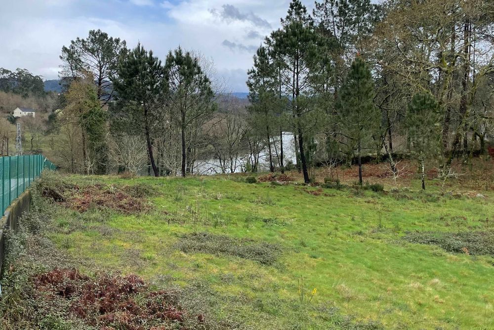Terreno para construção junto ao rio Ave com 892 m2