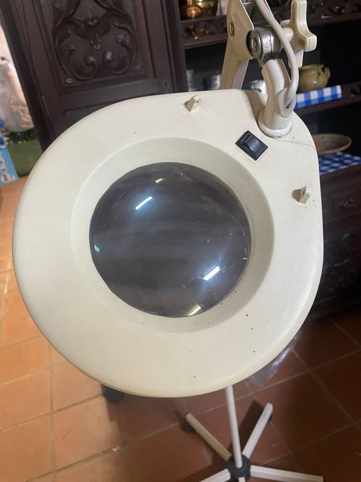 Lupa com luz estética