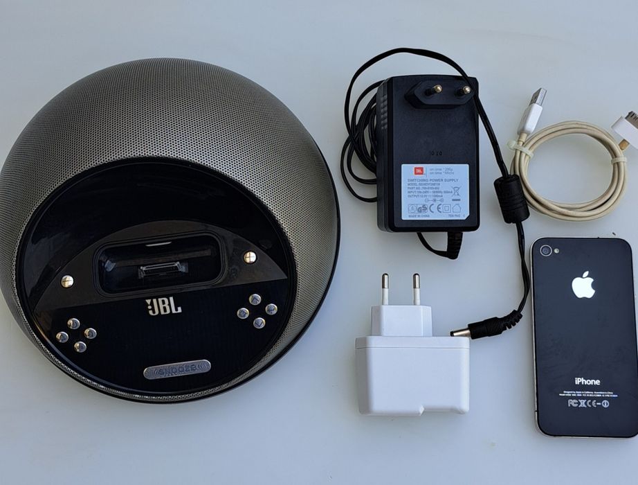Telefone Apple.Rádio,despertador, carregador de tlf. Apple, marca JBL.