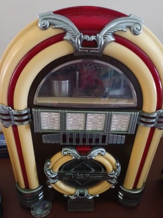Rádio, tipo jukebox, a funcionar impecável, e boa aparência,