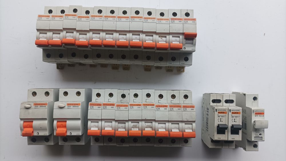 Material de quadros elétricos.