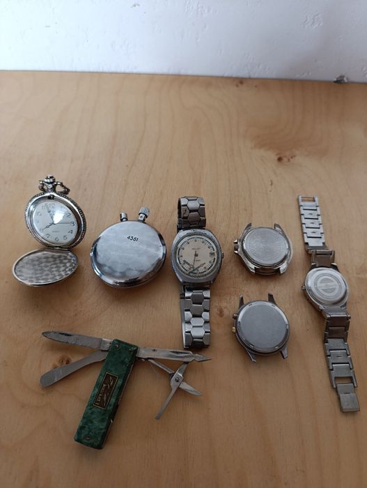 Кишеньковий годинник з ланцюжком та білим циферблатом
• Круглий годинн