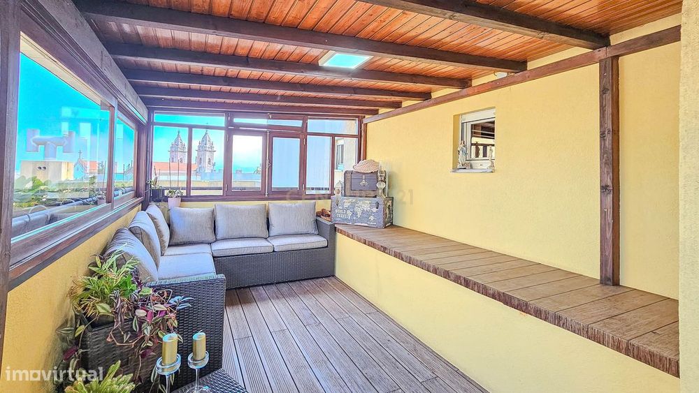 Apartamento T2 no Bonfim, Porto, terraço fechado e varanda.