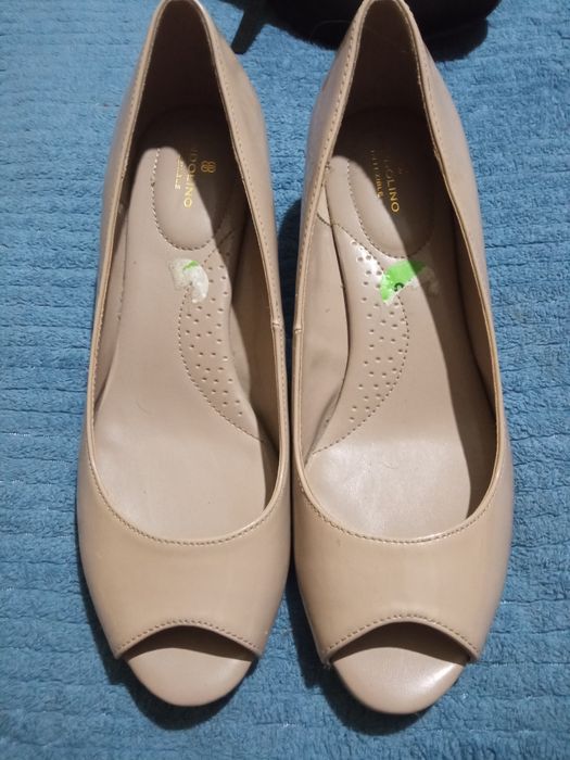Туфлі нові, але є маленький дефект, його видно на фото.