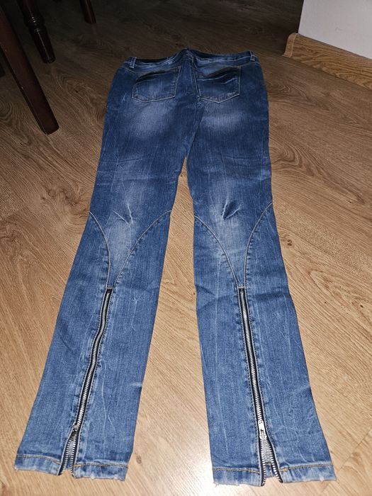 Jeansy z ozdobnymi zamkami