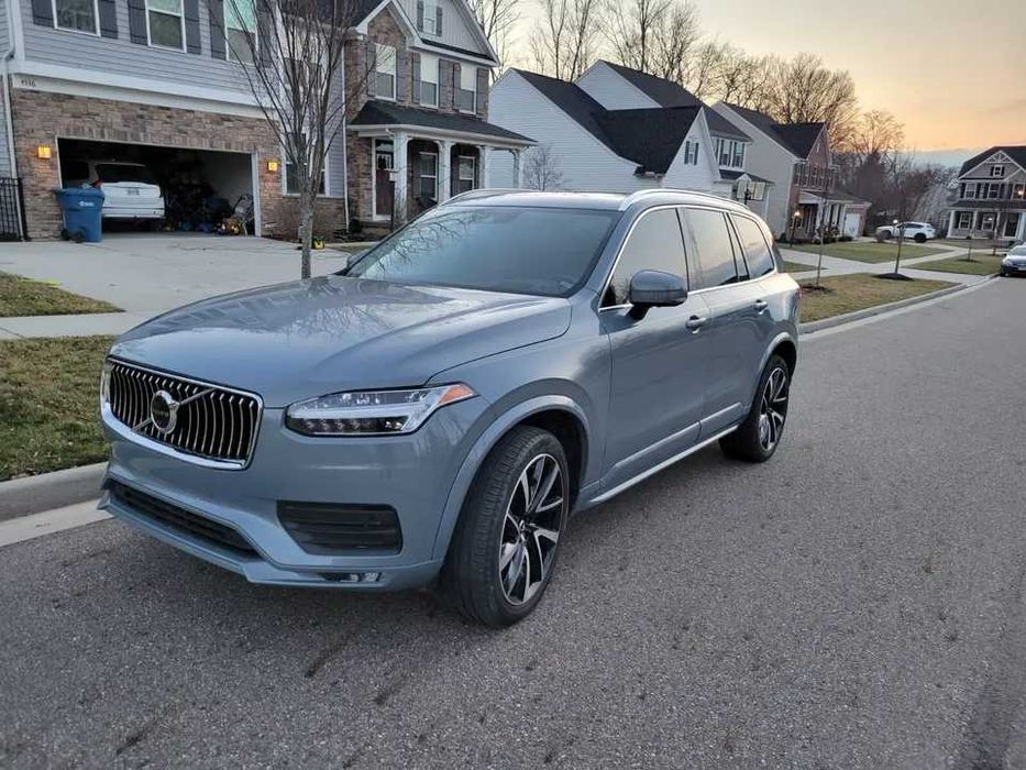 2022 Volvo XC90 T6 AWD Momentum