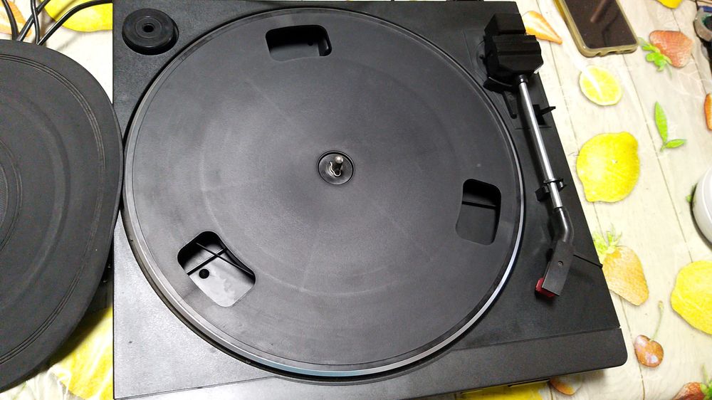 Gira-discos Sony e Grundig