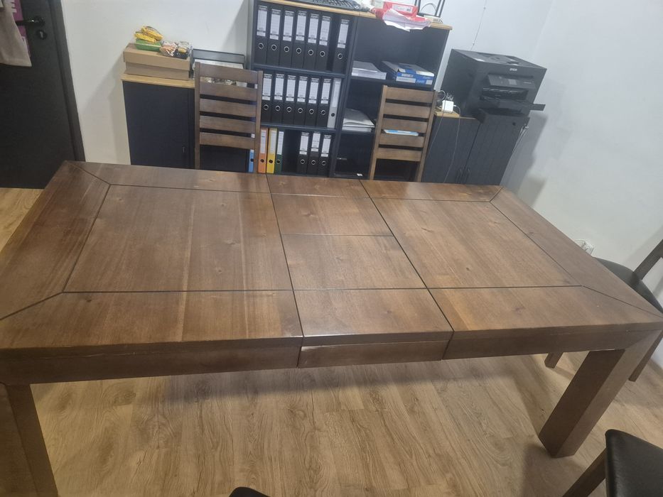 Solidny stół z litego drewna i 6 krzeseł z czarnej eko-skory
To jest z