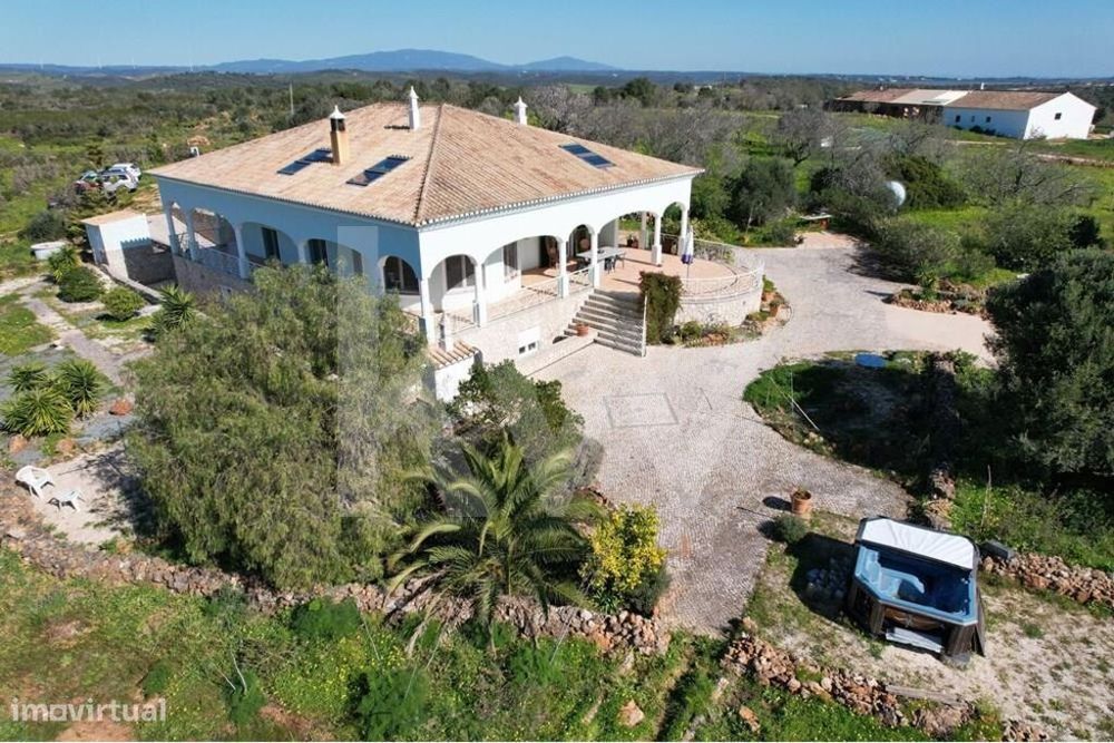 Moradia T2+1  com áreas amplas e vistas desafogadas, inserida em terre