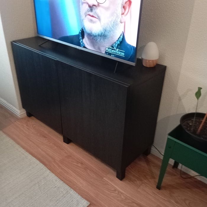 Móvel TV com portas de abrir e prateleira