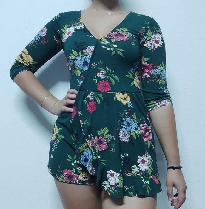 Macacão florido de meia manga