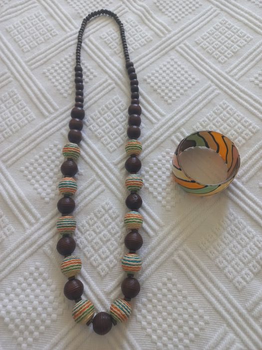 Colar africano de madeira mais pulseira. NOVOS