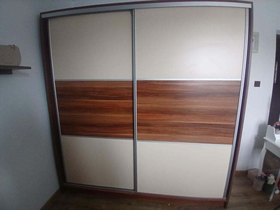 Sprzedam  dużą szafę