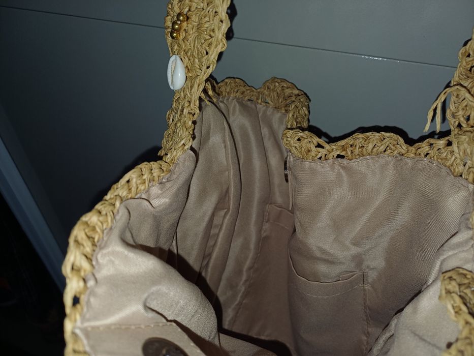 Saco em palha, carteira com conchas/ beijinhos, nova.