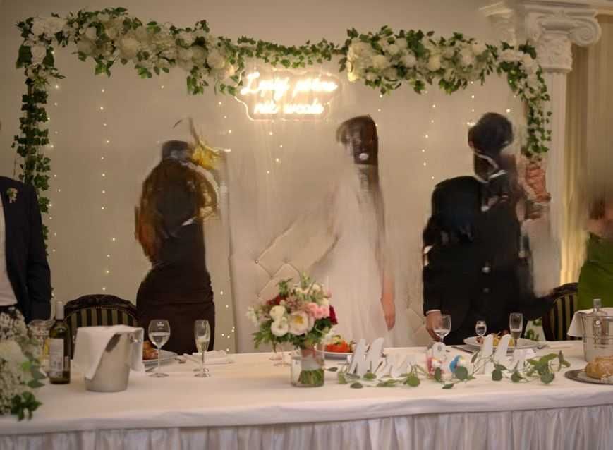 DEKORACJE ślubne - Łuk weselny, sztuczne kwiaty i sporo dodatków!