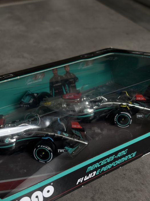 Колекционные фигруки Burago F1 Mersedes Amg