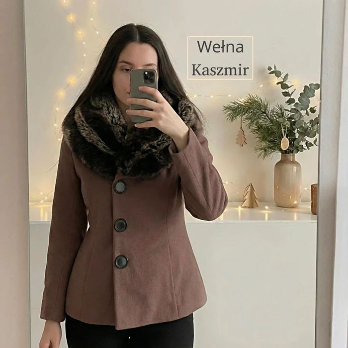 Czekoladowy krótki płaszcz damski z futrzanym kołnierzem