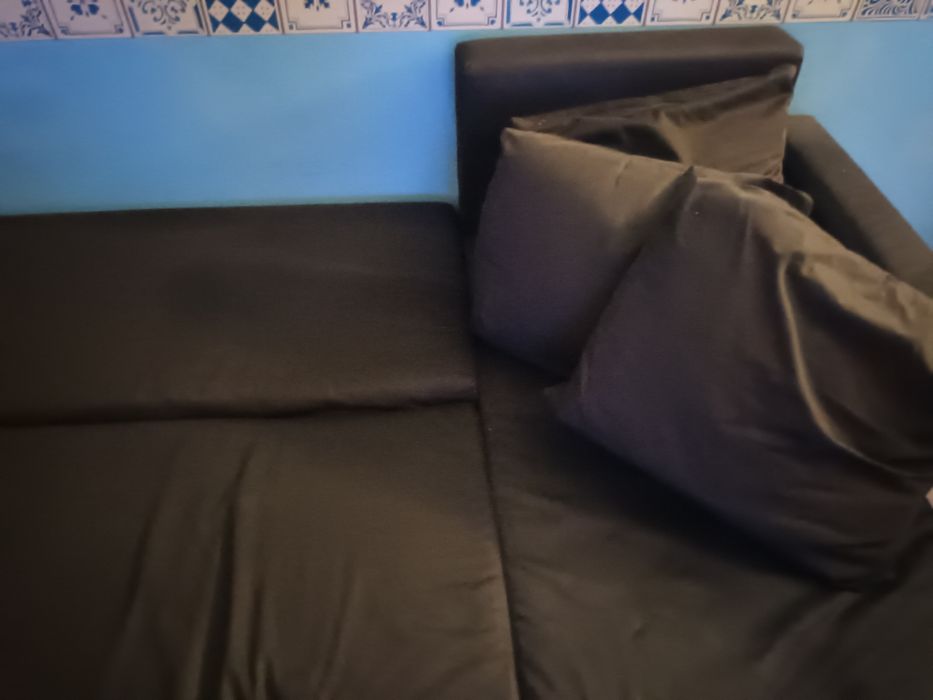 Sofá chaise long, com cama e arrumação