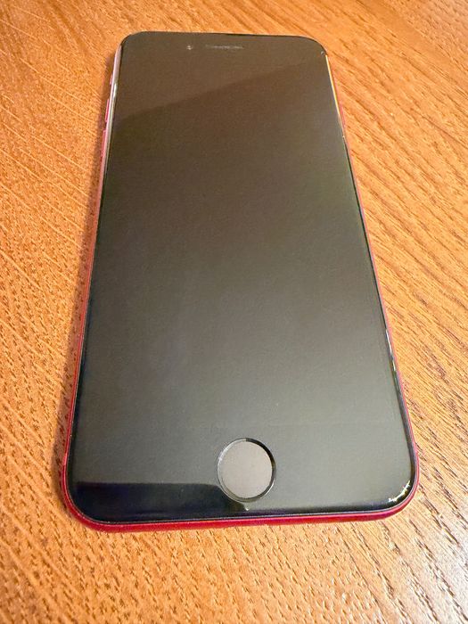 iPhone SE 2022 87% baterii czerwony