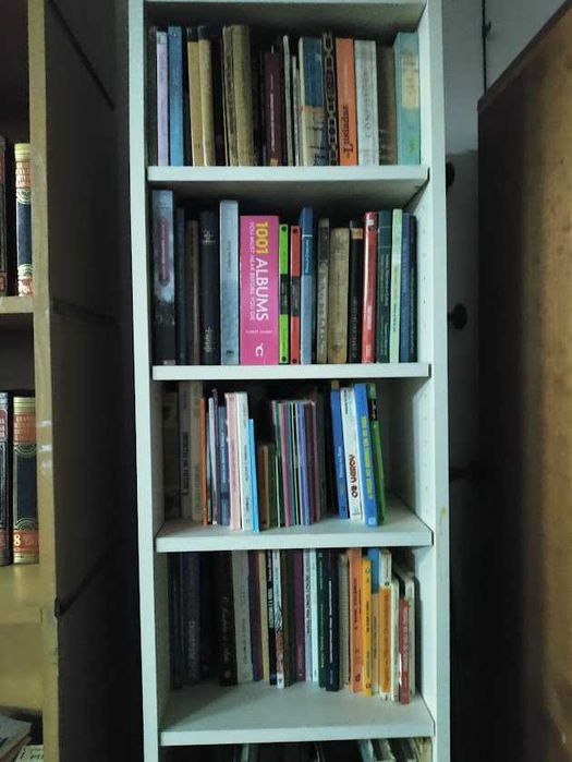 Acervo de biblioteca com cerca de 1500 Livros