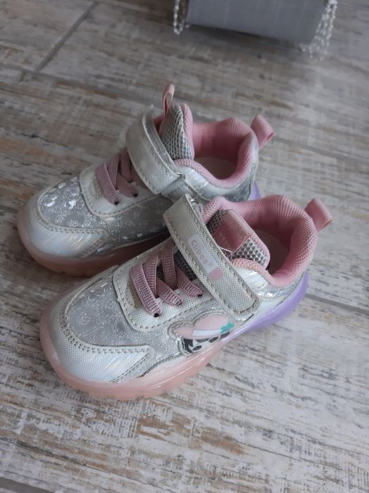 Кросівки для дівчинки і туфлі.