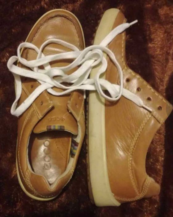 Sapatos castanhos, em pele