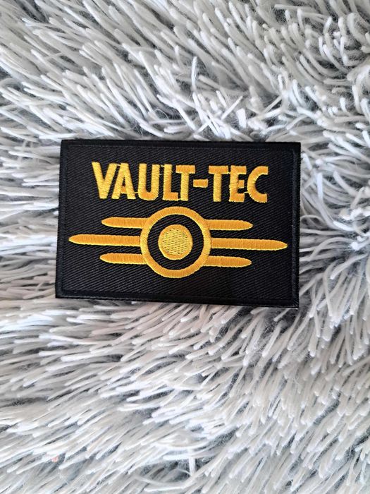 Naszywka wprasowanka Fallout Vault Tec czarna