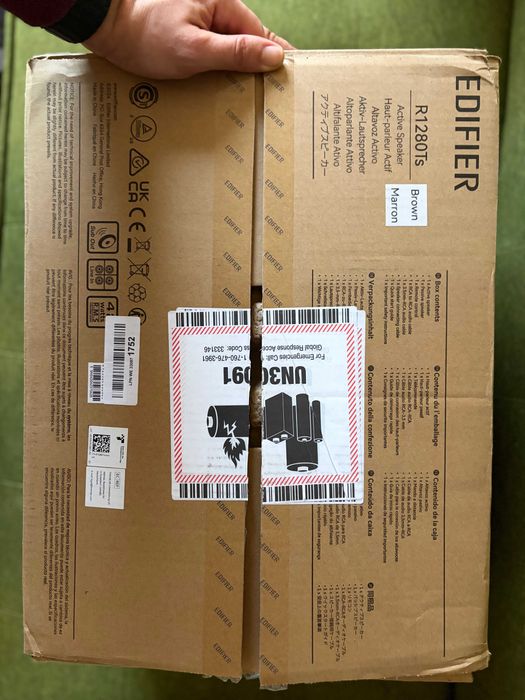 Colunas Edifier R1280Ts com saída para subwoofer