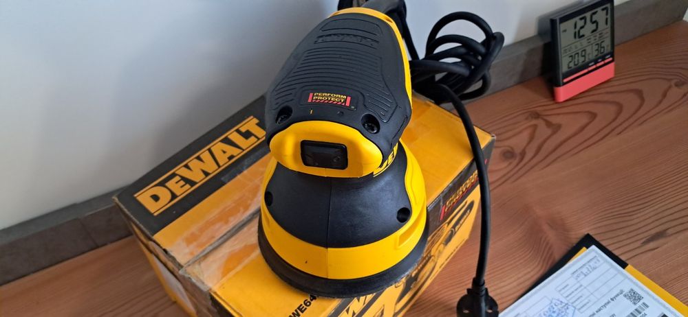 Ексцентрикова шліфмашина DeWalt DWE  6423