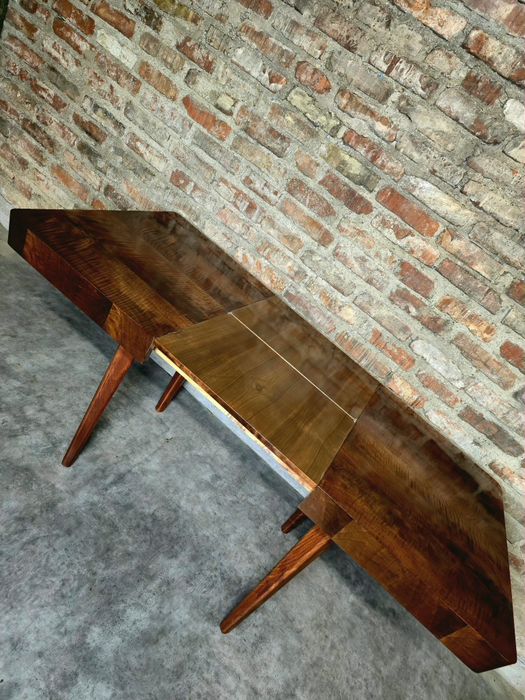 Stół Jitona po renowacji RARYTAS