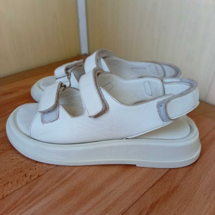 Босоніжки шкіряні білі