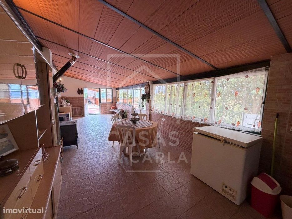 Propriedade T3 com Anexo T1+1 completamente renovada e jardim com 1...