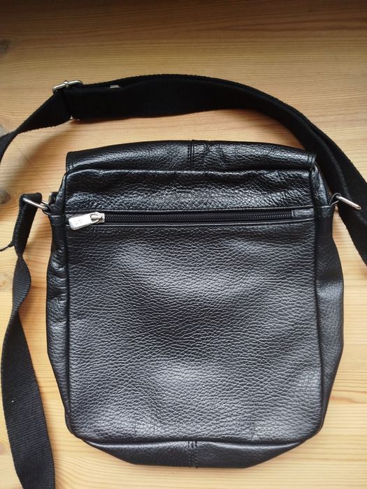 Mala tiracolo preta, em pele